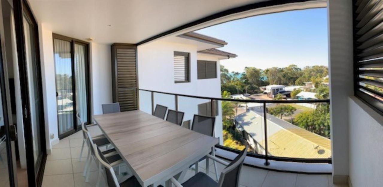 แกรนด์ เมอร์เคียว อัลเลกรา เฮอร์วีย์ เบย์ Aparthotel เฮอร์วีย์เบย์ ภายนอก รูปภาพ A balcony