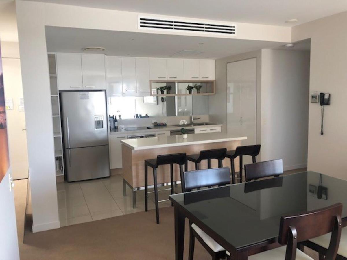 แกรนด์ เมอร์เคียว อัลเลกรา เฮอร์วีย์ เบย์ Aparthotel เฮอร์วีย์เบย์ ภายนอก รูปภาพ A kitchen in a typical apartment