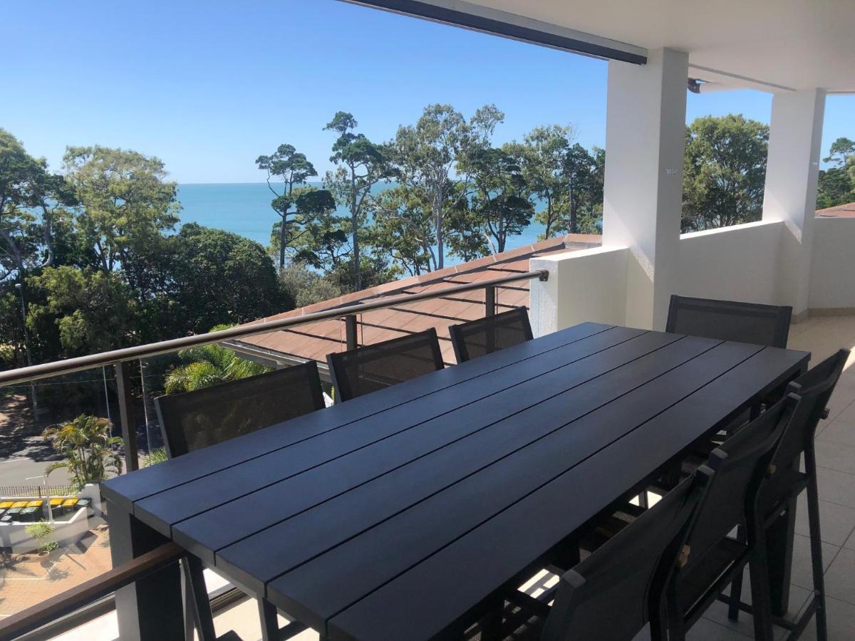 แกรนด์ เมอร์เคียว อัลเลกรา เฮอร์วีย์ เบย์ Aparthotel เฮอร์วีย์เบย์ ภายนอก รูปภาพ A balcony in a residential apartment