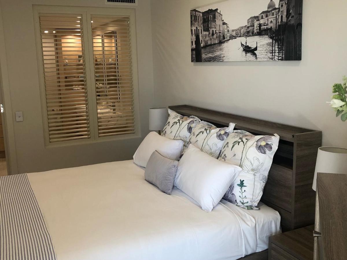 แกรนด์ เมอร์เคียว อัลเลกรา เฮอร์วีย์ เบย์ Aparthotel เฮอร์วีย์เบย์ ภายนอก รูปภาพ A bedroom with plantation shutters