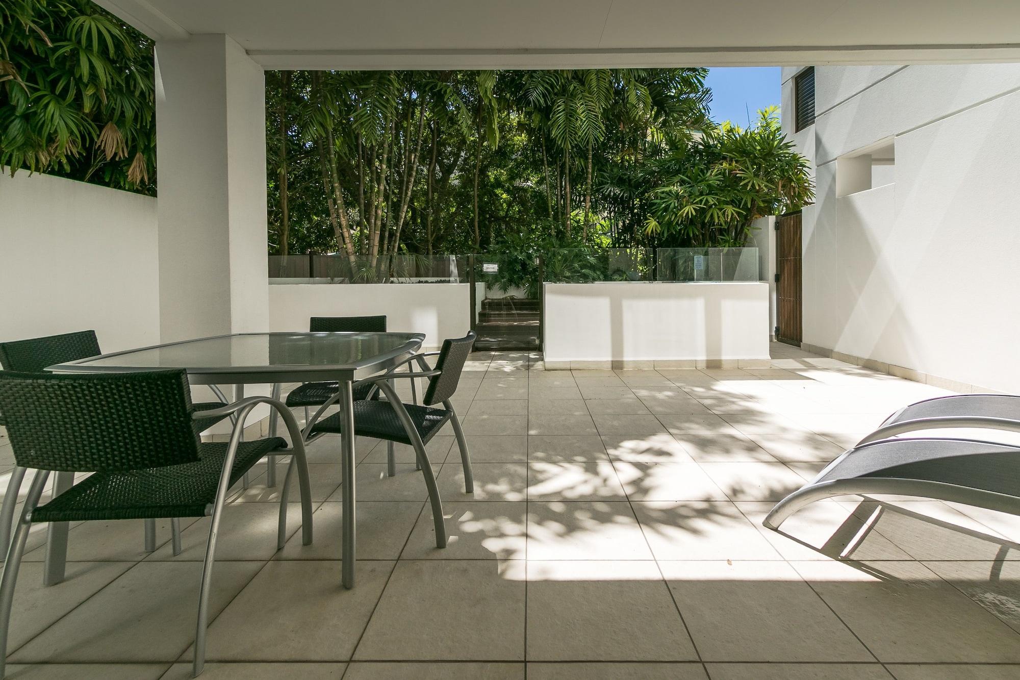 แกรนด์ เมอร์เคียว อัลเลกรา เฮอร์วีย์ เบย์ Aparthotel เฮอร์วีย์เบย์ ภายนอก รูปภาพ The courtyard of a typical apartment at the complex