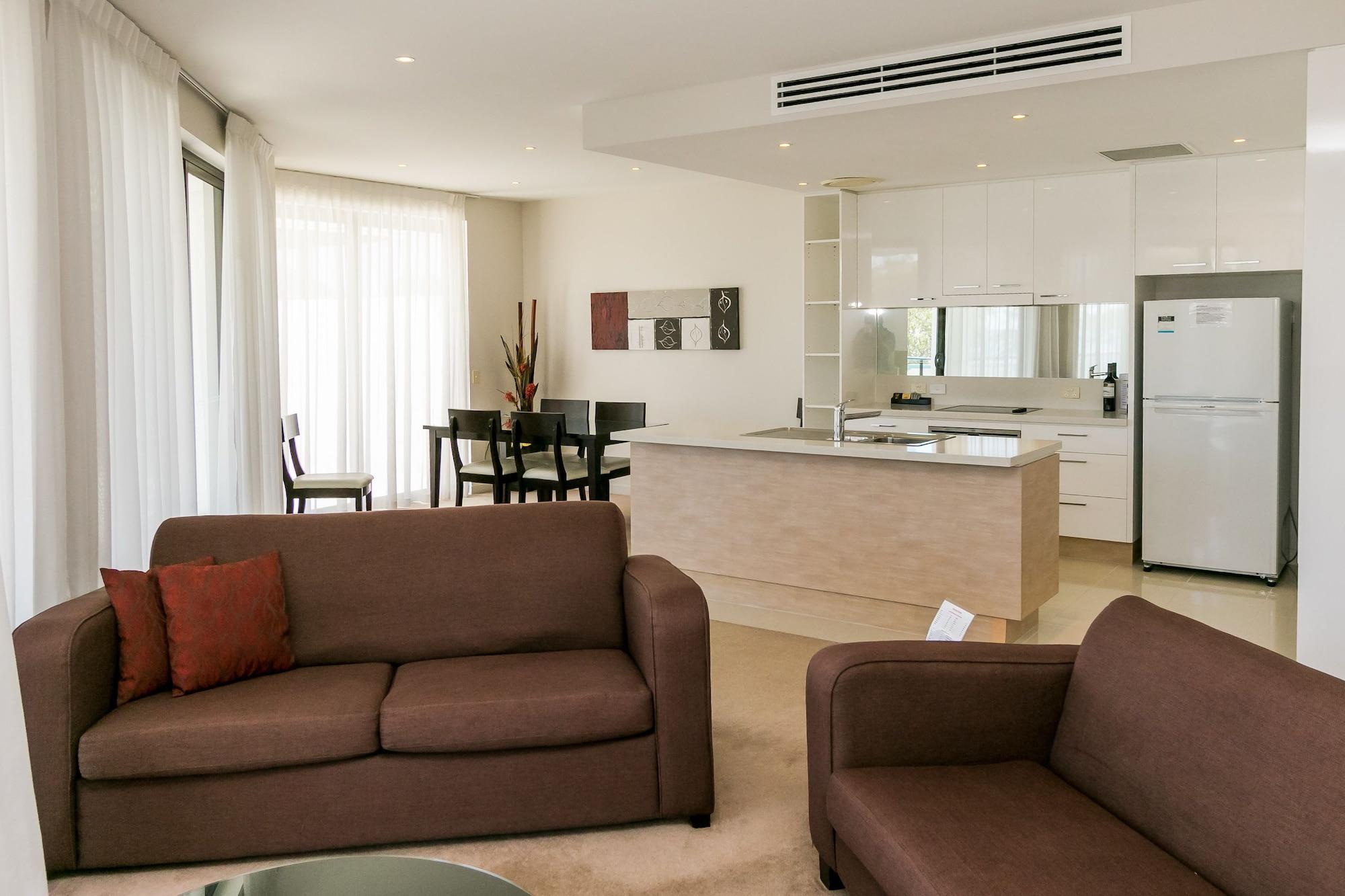 แกรนด์ เมอร์เคียว อัลเลกรา เฮอร์วีย์ เบย์ Aparthotel เฮอร์วีย์เบย์ ภายนอก รูปภาพ A living room with a kitchen