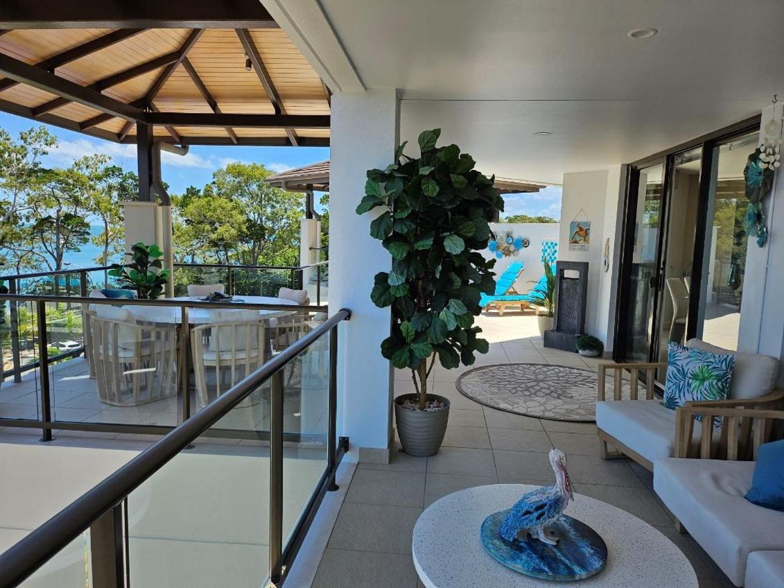 แกรนด์ เมอร์เคียว อัลเลกรา เฮอร์วีย์ เบย์ Aparthotel เฮอร์วีย์เบย์ ภายนอก รูปภาพ A balcony at the Ritz-Carlton, Laguna Beach