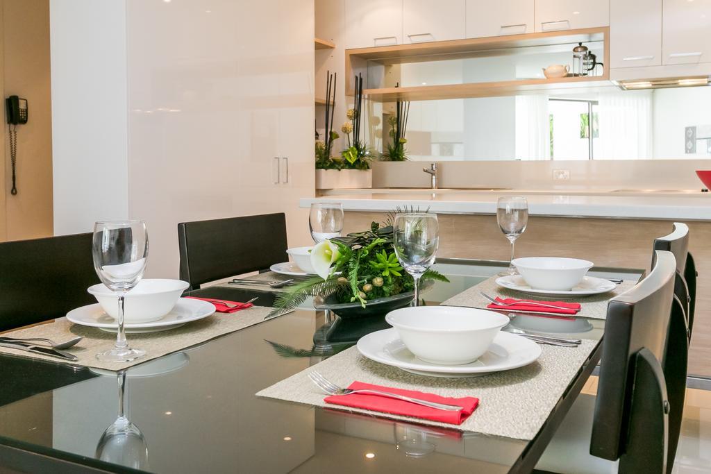 แกรนด์ เมอร์เคียว อัลเลกรา เฮอร์วีย์ เบย์ Aparthotel เฮอร์วีย์เบย์ ภายนอก รูปภาพ A dining room table set for dinner