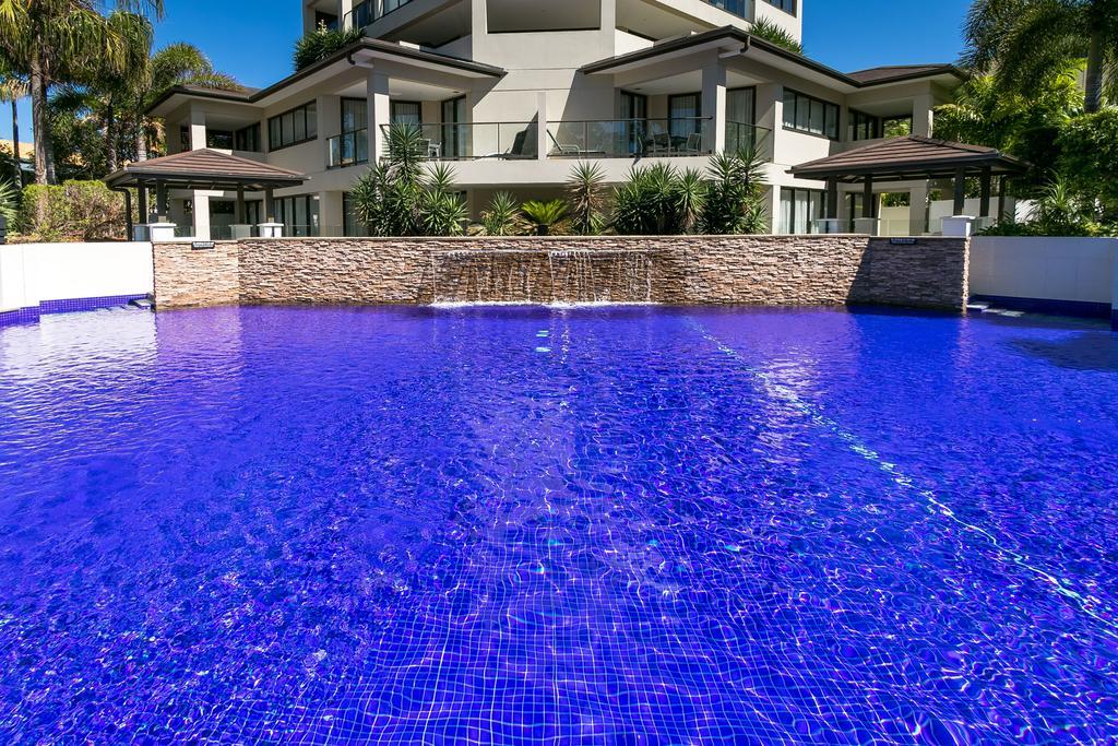 แกรนด์ เมอร์เคียว อัลเลกรา เฮอร์วีย์ เบย์ Aparthotel เฮอร์วีย์เบย์ ภายนอก รูปภาพ The pool at the Sheraton Resort