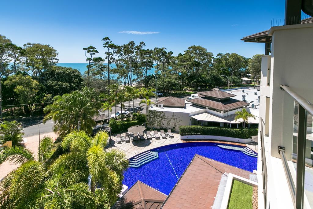 แกรนด์ เมอร์เคียว อัลเลกรา เฮอร์วีย์ เบย์ Aparthotel เฮอร์วีย์เบย์ ภายนอก รูปภาพ View of the pool at the Mantra on Saltwater Island