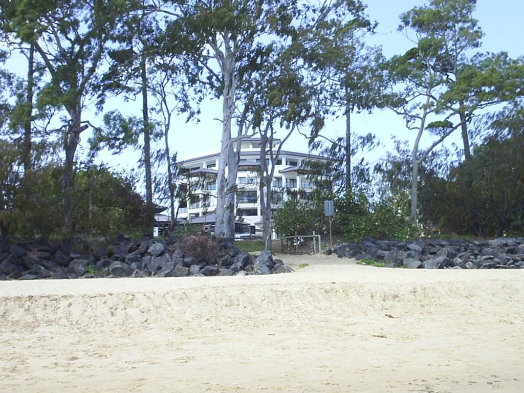 แกรนด์ เมอร์เคียว อัลเลกรา เฮอร์วีย์ เบย์ Aparthotel เฮอร์วีย์เบย์ ภายนอก รูปภาพ The beach at the resort