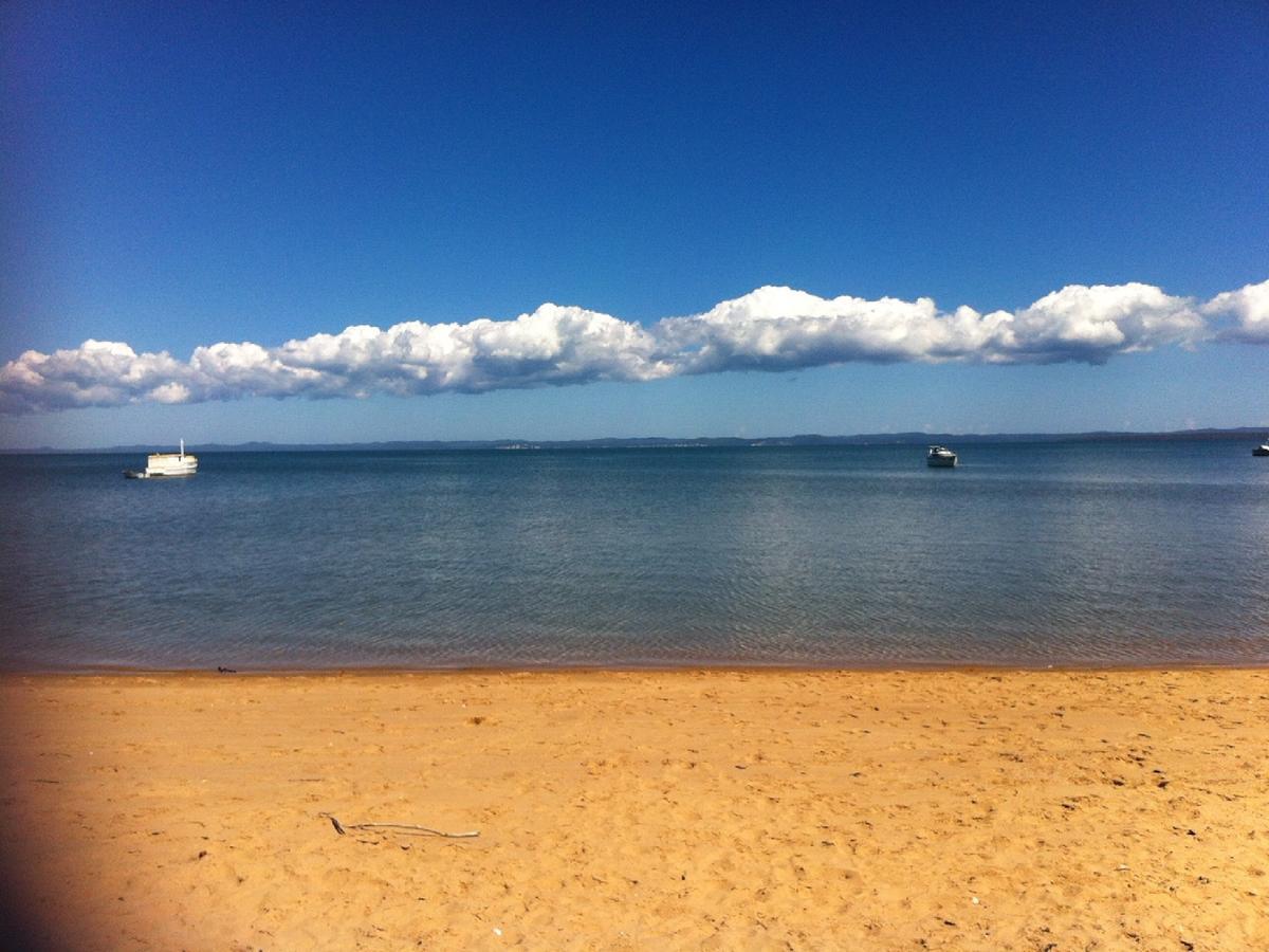 แกรนด์ เมอร์เคียว อัลเลกรา เฮอร์วีย์ เบย์ Aparthotel เฮอร์วีย์เบย์ ภายนอก รูปภาพ View of the bay from the beach