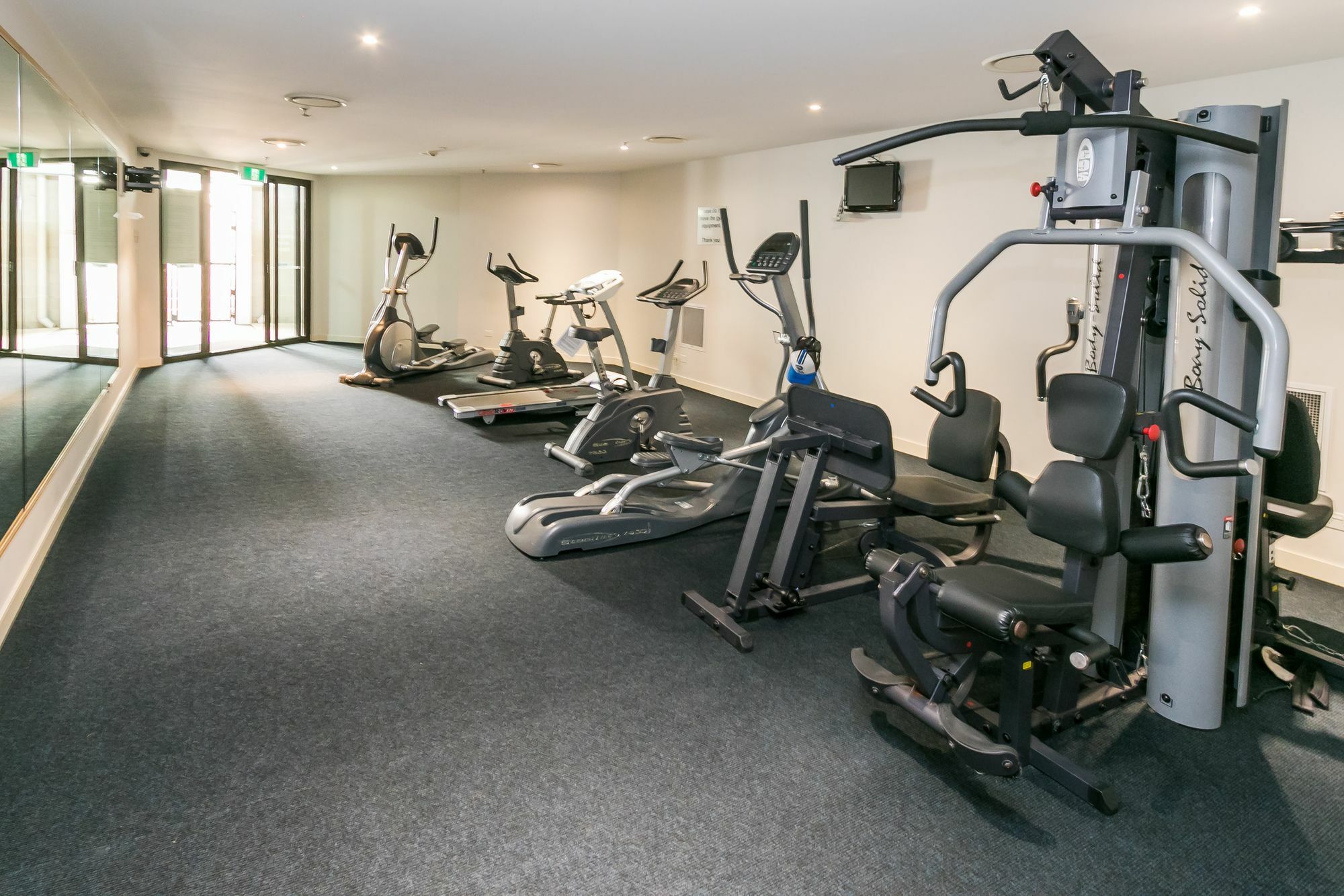 แกรนด์ เมอร์เคียว อัลเลกรา เฮอร์วีย์ เบย์ Aparthotel เฮอร์วีย์เบย์ ภายนอก รูปภาพ The gym at the hotel