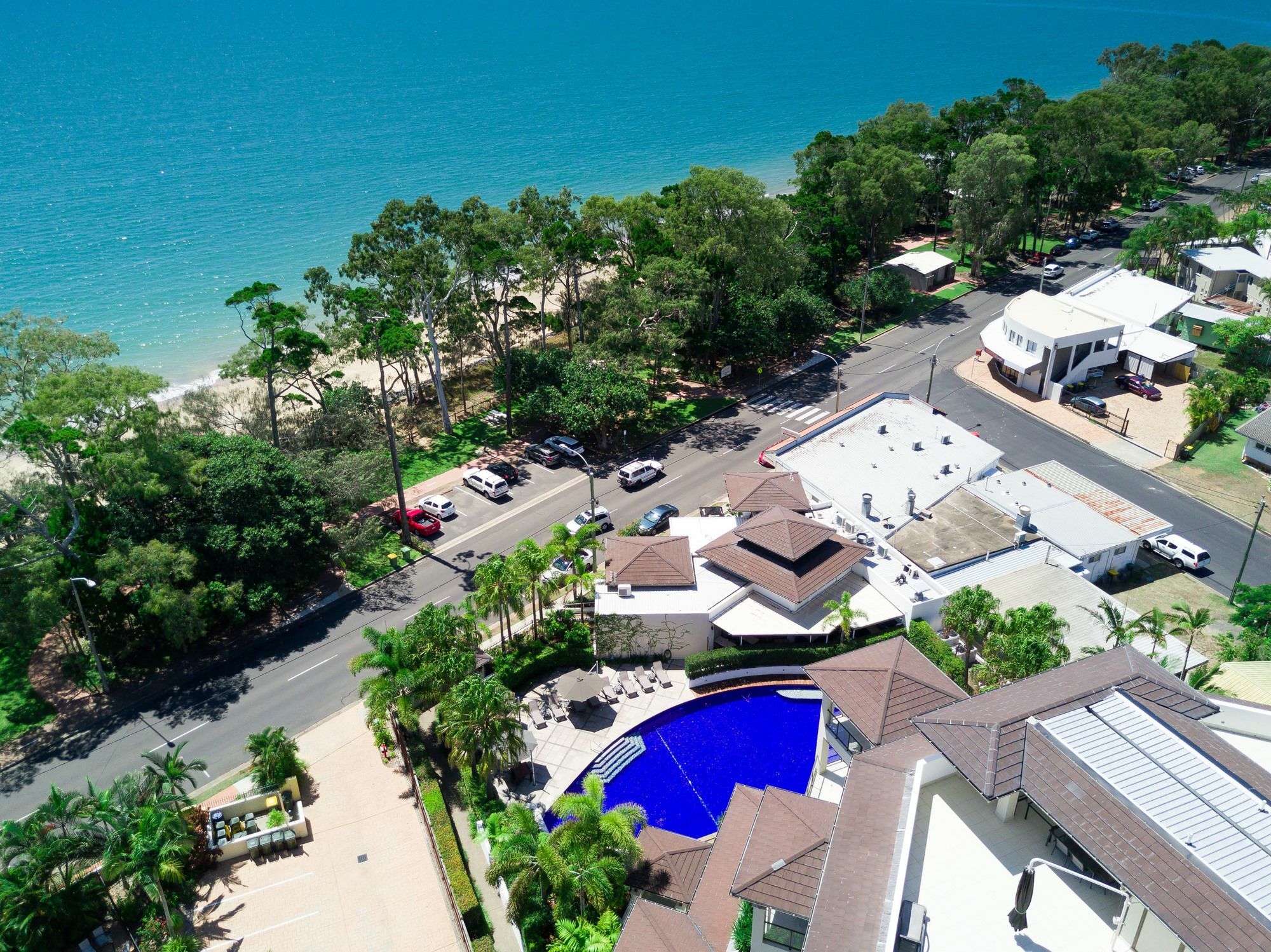 แกรนด์ เมอร์เคียว อัลเลกรา เฮอร์วีย์ เบย์ Aparthotel เฮอร์วีย์เบย์ ภายนอก รูปภาพ Aerial view of the resort
