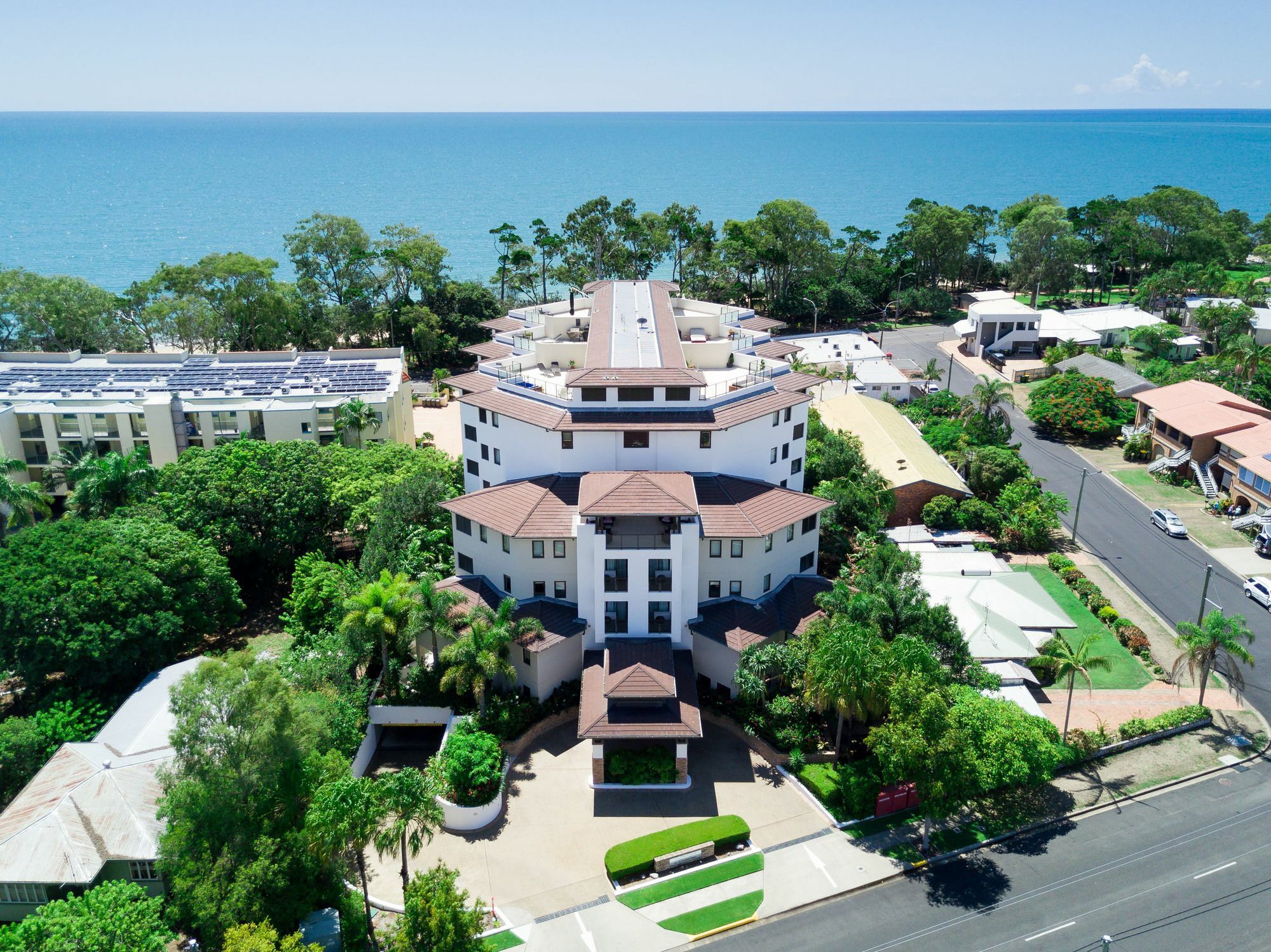 แกรนด์ เมอร์เคียว อัลเลกรา เฮอร์วีย์ เบย์ Aparthotel เฮอร์วีย์เบย์ ภายนอก รูปภาพ Aerial view of the complex