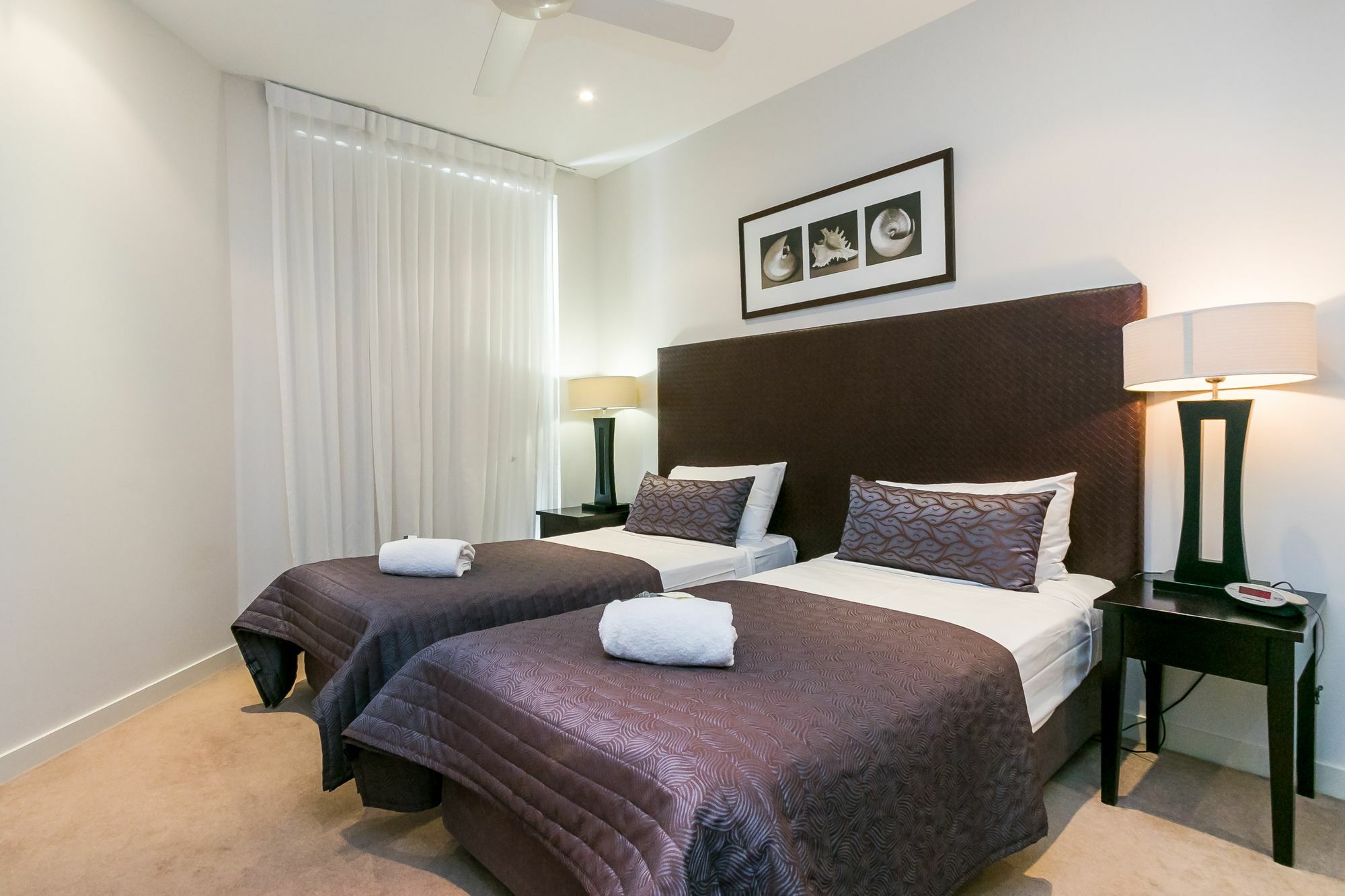 แกรนด์ เมอร์เคียว อัลเลกรา เฮอร์วีย์ เบย์ Aparthotel เฮอร์วีย์เบย์ ภายนอก รูปภาพ A bedroom at the Mantra on Broadbeach