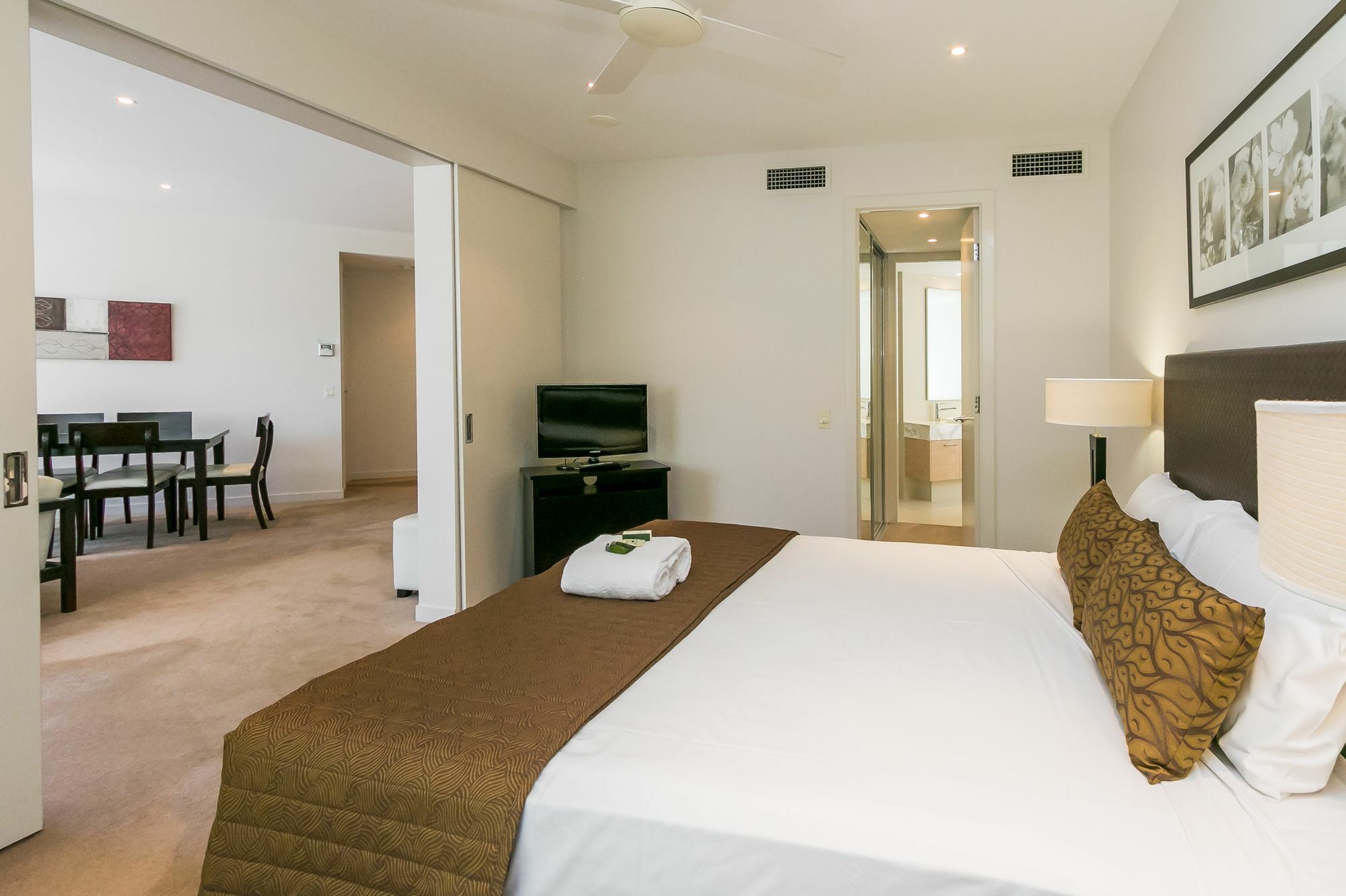 แกรนด์ เมอร์เคียว อัลเลกรา เฮอร์วีย์ เบย์ Aparthotel เฮอร์วีย์เบย์ ภายนอก รูปภาพ A bedroom at the Mantra on Lake Orr